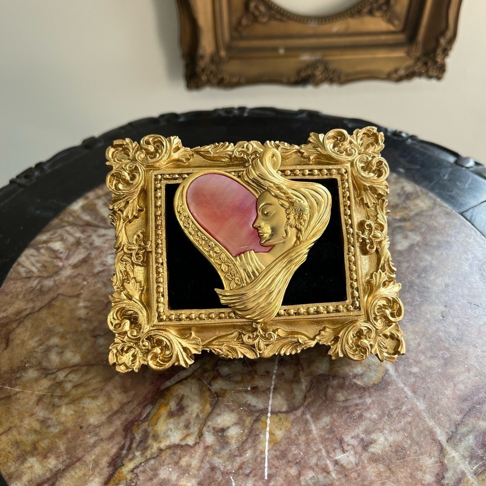 DURI Vintage Art Nouveau Woman Brooch âPink Heart Embossed Gold-Tone pin
